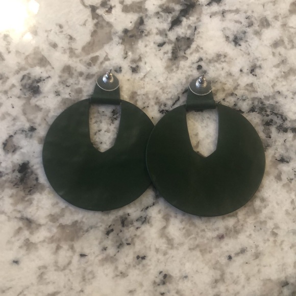 NWOT Kendra Scott Diane matte earrings - Picture 3 of 3